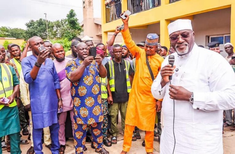 Oyo South APM Candidate, Odidiomo, Engages Electronics Dealers At Iwo Road, Pledges Solar Lights, Borehole
