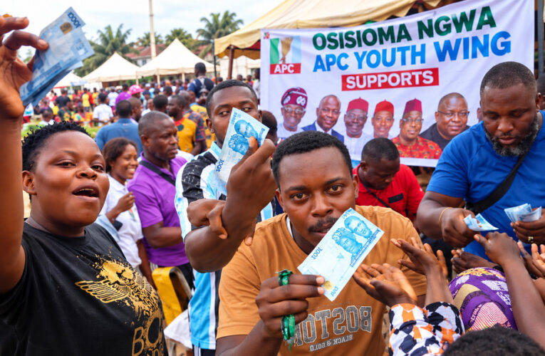 Drama As APC Shares ₦1,000 To Attendees At Campaign Rally