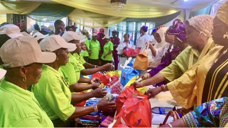 Oyo Deputy Gov’s Wife, Ajibola Lawal, Presents Grants, Loans, Food Items, Health Support To Over 500 Widows, Less Privileged