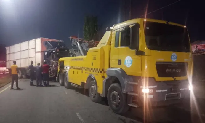 Four Killed, 16 Injured As Container Truck Falls On Bus On Berger Bridge In Lagos