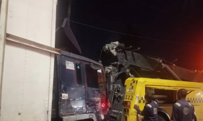 Four Killed, 16 Injured As Container Truck Falls On Bus On Berger Bridge In Lagos